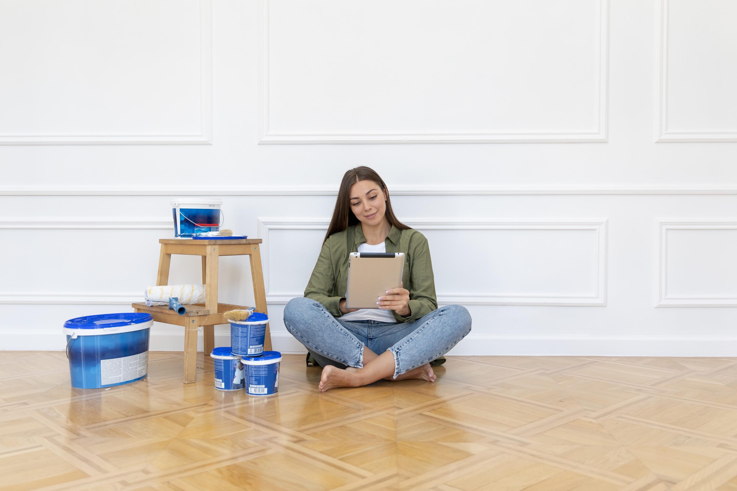 full-shot-woman-holding-tablet